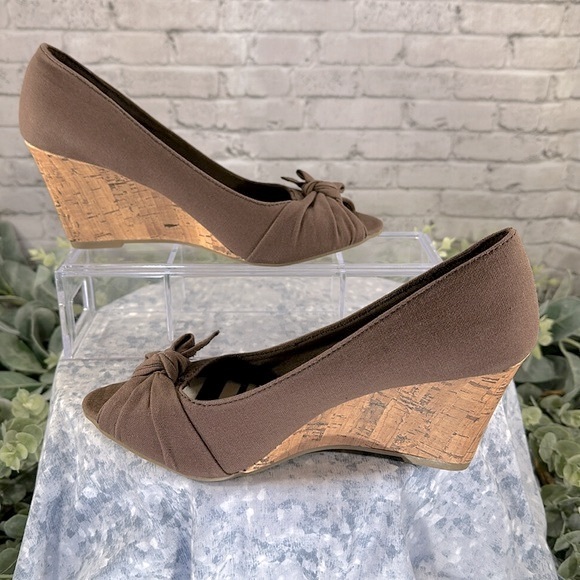 American Eagle by Payless Brown Open Toe Pleated Bow Cork Wedges WMS 7.5M✨NWOT✨ - Picture 6 of 9